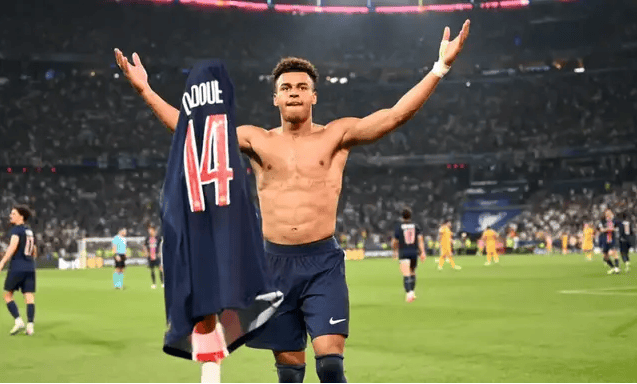 欧冠改制首人！19岁杜埃决赛造3球，巴黎靠他成三冠王