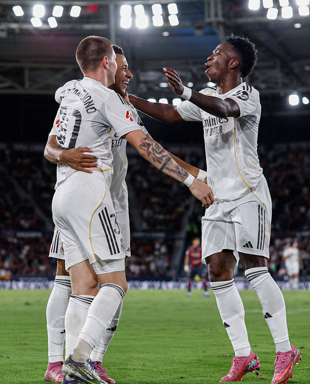 一换二！皇马放行熊皇，哈兰德+英超铁闸或来投 曼城追逐意甲猛将